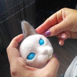 Маскарадная кошка из войлока